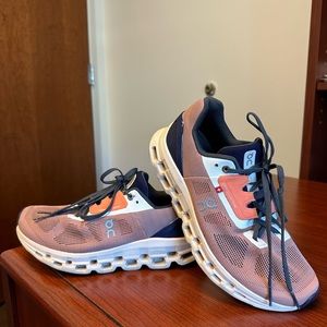 OnCloud Women’s CloudStratus 7.5